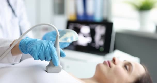 Untersuchung Der Weiblichen Brust Auf Modernen Medizinischen Ultraschallgeräten Diagnose Von — Stockvideo