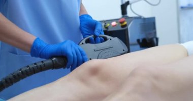 Kadın kuaförde fotokopi makinesiyle saç çıkarma prosedüründen geçiyor. Lazer tüy çıkarma ve kozmetoloji konsepti