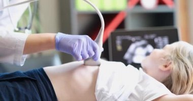 Doktor, klinikte çocuğun iç organlarını ultrasonla muayene ediyor. Çocuk konsepti üzerine kapsamlı tarama çalışması