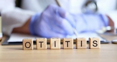 KBB doktoru kulak iltihabı olan hastaya tıbbi teşhis koyuyor. İltihap ve otitis medya kavramının tedavisi