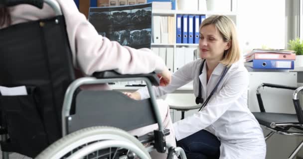 Lékař Provádí Neurologické Vyšetření Kolenního Kloubu Ženy Invalidním Vozíku Koncept — Stock video