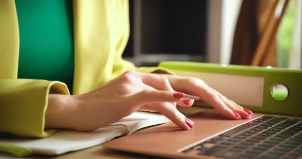 Ofiste Dizüstü Bilgisayarlı Bir Kadını Sohbet Ediyor Meslekleri Uzaktan Çalışma — Stok video