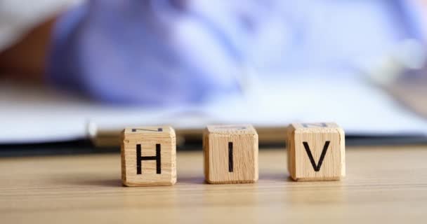 Dokter Schrijft Hiv Diagnose Het Medisch Dossier Bestrijding Van Aids — Stockvideo