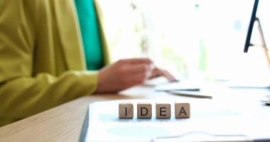 Bilgisayarda çalışan bir ampulü tutan kişiye yakın çekim. İş konsepti için yeni fikirler