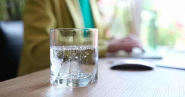 一杯水的泡沫和运行的女人为背景 工作场所饮酒或喝矿泉水促进健康的概念 — 图库视频影像