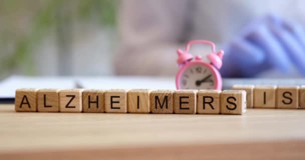 Palabra Sobre Diagnóstico Cubos Enfermedad Alzheimer Persona Mayor Consulta Médica — Vídeo de stock