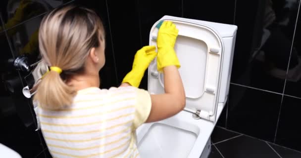 Frau Gelben Gummihandschuhen Putzt Toilette Reinigungsdienstleistungen Und Sanitärreinigungskonzept — Stockvideo