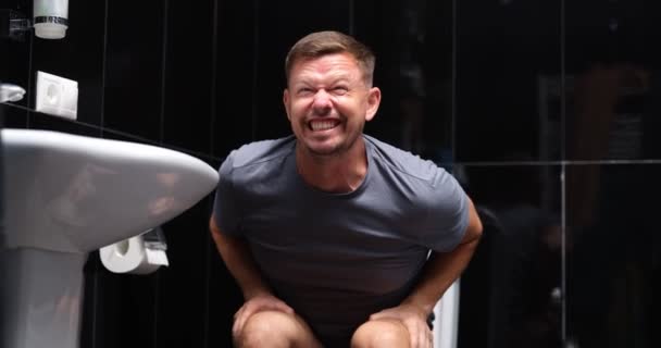 Emotionele Man Zit Het Toilet Schreeuwt Van Pijn Glimlacht Met — Stockvideo