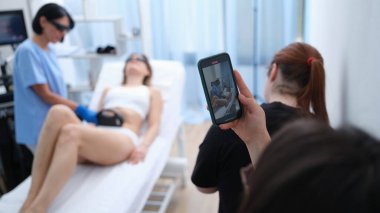 Güzellik uzmanı, saç aldırma ve cilt tazeleme konusunda eğitim veriyor. Lazer tüy temizleme ve kozmetik konsepti eğitimi