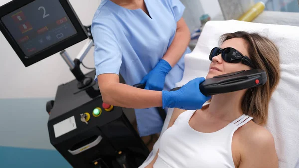 Эпиляция Elos Процедура Удаления Волос Лице Женщины Косметолог Делает Лазерное — стоковое фото