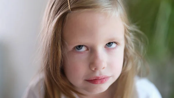 Porträt Eines Nachdenklichen Ernsthaften Kleinen Mädchens Das Nach Oben Blickt — Stockfoto