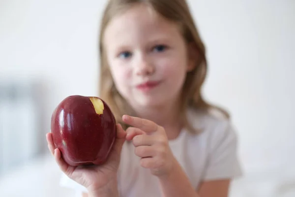 Menina Criança Morde Come Grande Maçã Vermelha Alimentos Saudáveis Para — Fotografia de Stock