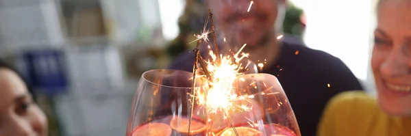 Amigos Comemorando Festa Com Coquetéis Sparklers Celebrando Aniversário Conceito Ano — Fotografia de Stock