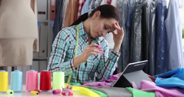 Fatigué Couturière Ennuyeuse Aiguille Choisit Des Matériaux Vêtements Conception Sur — Video
