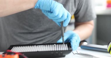 Erkek tamirci, eski lambalarla aydınlatma ekipmanlarını tamir ediyor. Tornavidalı bir mühendis alet konsepti topluyor.