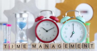 Zaman yönetimi kelimesi kum saati ve çalar saat. Fazla mesai ve iş planlama kavramı