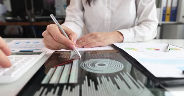 Mulher Desenha Flechas Tablet Com Analytics Business Estatísticas Conceito Marketing — Vídeo de Stock