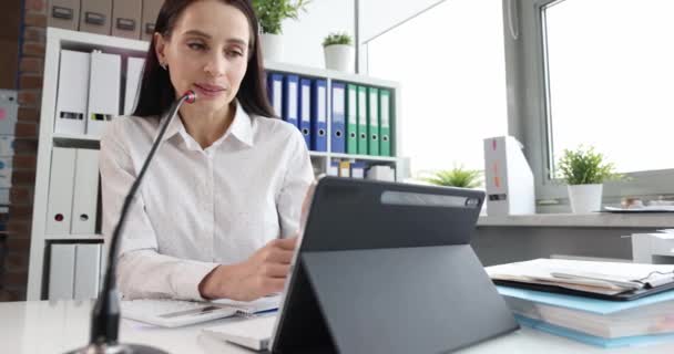 Mujer Hablando Videollamada Con Colegas Primer Plano Oficina Videoconferencia Concepto — Vídeos de Stock