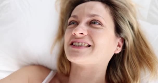 Krásná Mladá Žena Vezme Selfie Ložnici Pozitivní Nálada Video Volání — Stock video