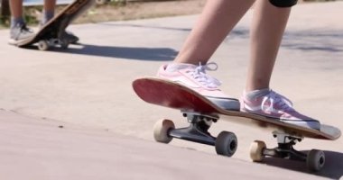 Kız çocuk kaykay sürüyor. Ekstrem buz pateni ve okul konseptine giden yol