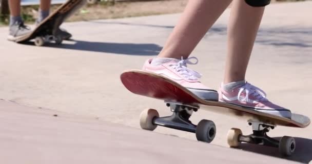 女の子の子供はスケートボードに乗る 極端なスケートと学校の概念への道 — ストック動画