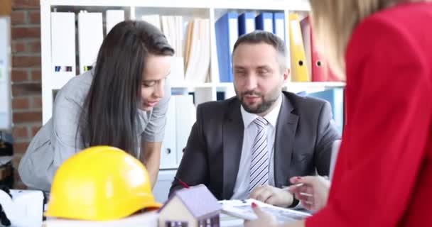 Bauarbeiter Die Mit Bauzeichnungen Tisch Arbeiten Teamwork Neues Bauprojektkonzept — Stockvideo