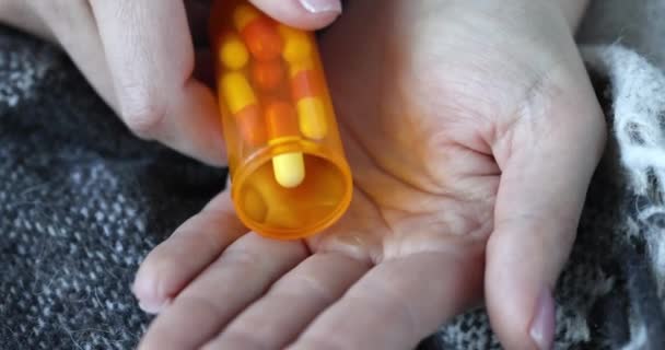 Человек Выливает Таблетки Бутылки Прием Антибиотиков Антидепрессантов — стоковое видео