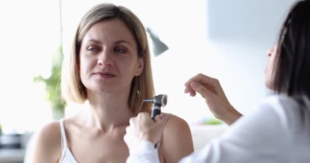 Otolaryngologist Otoskopla Kadın Kulağını Inceliyor Yetişkin Kavramında Işitme Bozukluğu — Stok video
