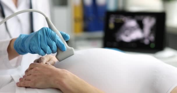 Mujer Embarazada Somete Ultrasonido Primer Plano Clínica Ecografía Para Determinar — Vídeos de Stock
