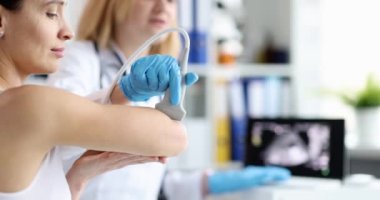 Doktor klinikte dirsek eklemini ultrasonla muayene ediyor. Dirsek ağrıları ve teşhisler