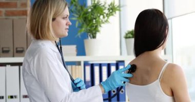 Doktor steteskopla akciğerleri ve kalp atışlarını dinliyor. Tıbbi hizmetler ve terapist randevu kavramı