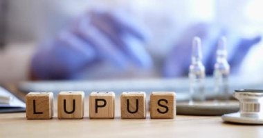 Tahta blok kelime lupus ve doktor. Sistemik lupus eritematosus konsepti için aşı