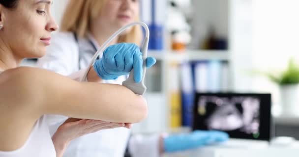 Γιατρός Διεξάγει Υπερηχογράφημα Εξέταση Του Αγκώνα Κοινό Στην Κλινική Αιτίες — Αρχείο Βίντεο