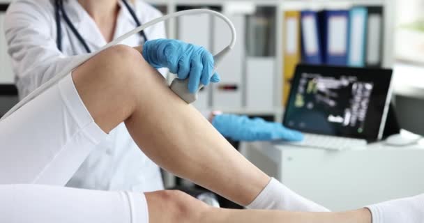 Dokter Voert Echografie Onderzoek Van Kniegewricht Kliniek Closeup Pijn Kniegewricht — Stockvideo