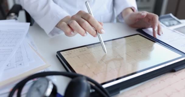 Doctor Holds Tablet Electrocardiogram Clinic Closeup Diagnosis Concept Cardiac Arrhythmias — Stockvideo