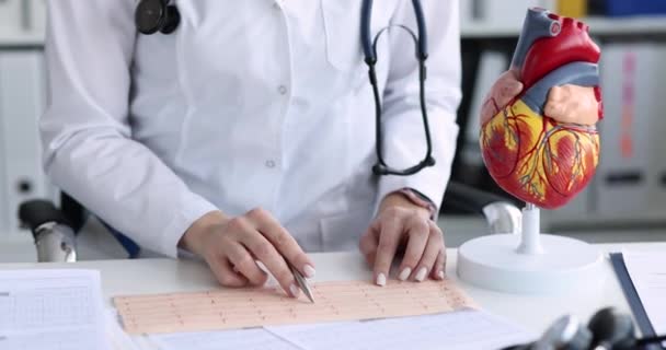 Врач Осматривает Кардиограмму Клинике Крупным Планом Концепция Болезни Сердца Диагностики — стоковое видео