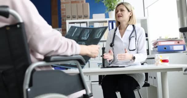 Mujer Paciente Con Médico Discute Rayos Espalda Sentada Silla Ruedas — Vídeo de stock