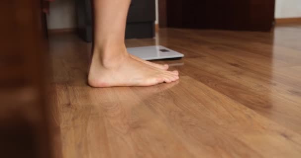 Mulheres Pernas Medição Peso Salto Alegre Conceito Perda Peso — Vídeo de Stock