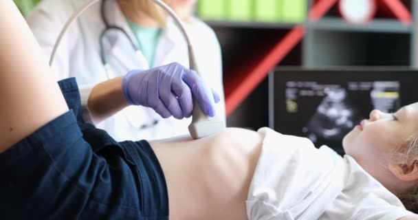 Doutor Conduz Ultrassom Órgãos Internos Menina Clínica Ultra Som Conceito — Vídeo de Stock