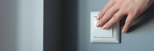 Mão Feminina Pressionando Interruptor Luz Apartamento Closeup Conceito Poupança Energia — Fotografia de Stock