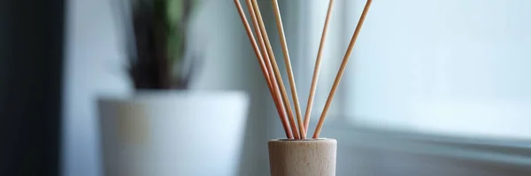 Holzstäbchen Glas Mit Aromatischen Ölen Wohnungsnähe Verkauf Von Lufterfrischungskonzepten — Stockfoto