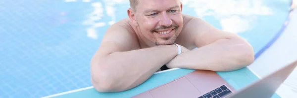 Homem Deitado Lado Piscina Olhando Para Tela Laptop Trabalho Remoto — Fotografia de Stock