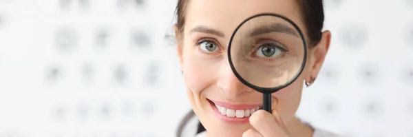 Donna Optometrista Tenendo Lente Ingrandimento Negli Occhi Sullo Sfondo Della — Foto Stock