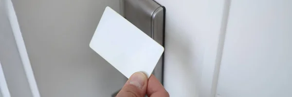 Mano Maschile Mettendo Key Card Bloccare Primo Piano Della Porta — Foto Stock