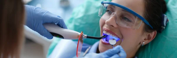 Молодая Женщина Дантист Защитных Перчатках Проверяет Зубную Пломбу Фиксирует Фотополимерную — стоковое фото