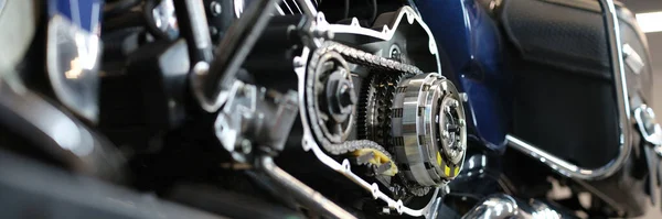 Open Verchroomde Motorfiets Motor Met Ketting Bank Garage Motordiagnostiek — Stockfoto