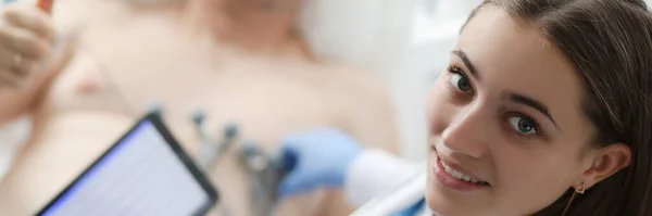 Lekarz Kardiolog Trzymający Cyfrową Tabletkę Elektrokardiogramem Tle Pacjentów Gestem Jakościowe — Zdjęcie stockowe