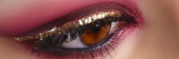 Primer Plano Del Ojo Femenino Con Maquillaje Rosa Brillante Concepto —  Fotos de Stock