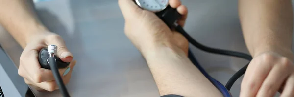 Médico Que Mede Pressão Arterial Paciente Braço Usando Fecho Tonômetro — Fotografia de Stock