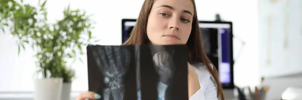 Arzt Untersucht Sorgfältig Röntgenbild Der Patientenhand Der Klinik Hilfe Bei — Stockfoto